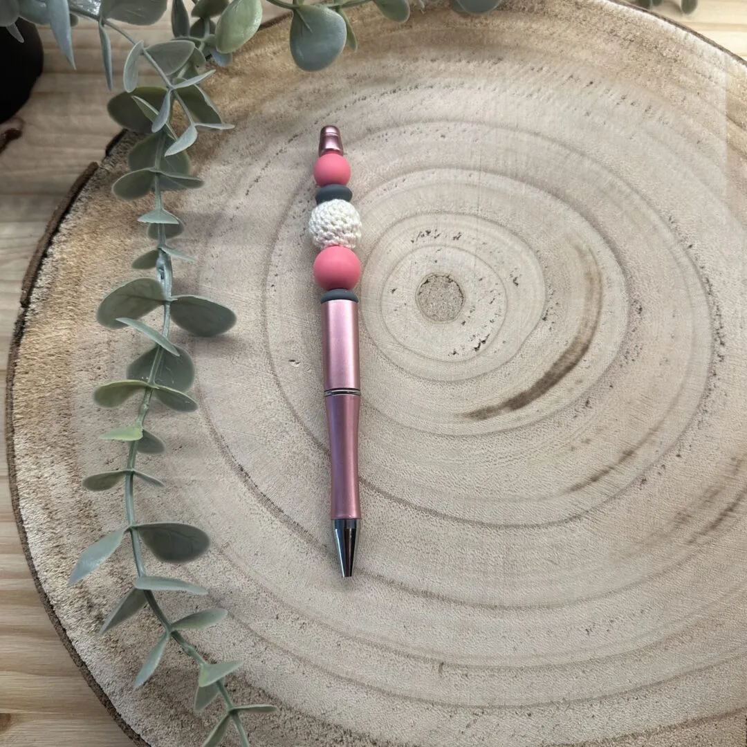 Stylo rose crochet beige