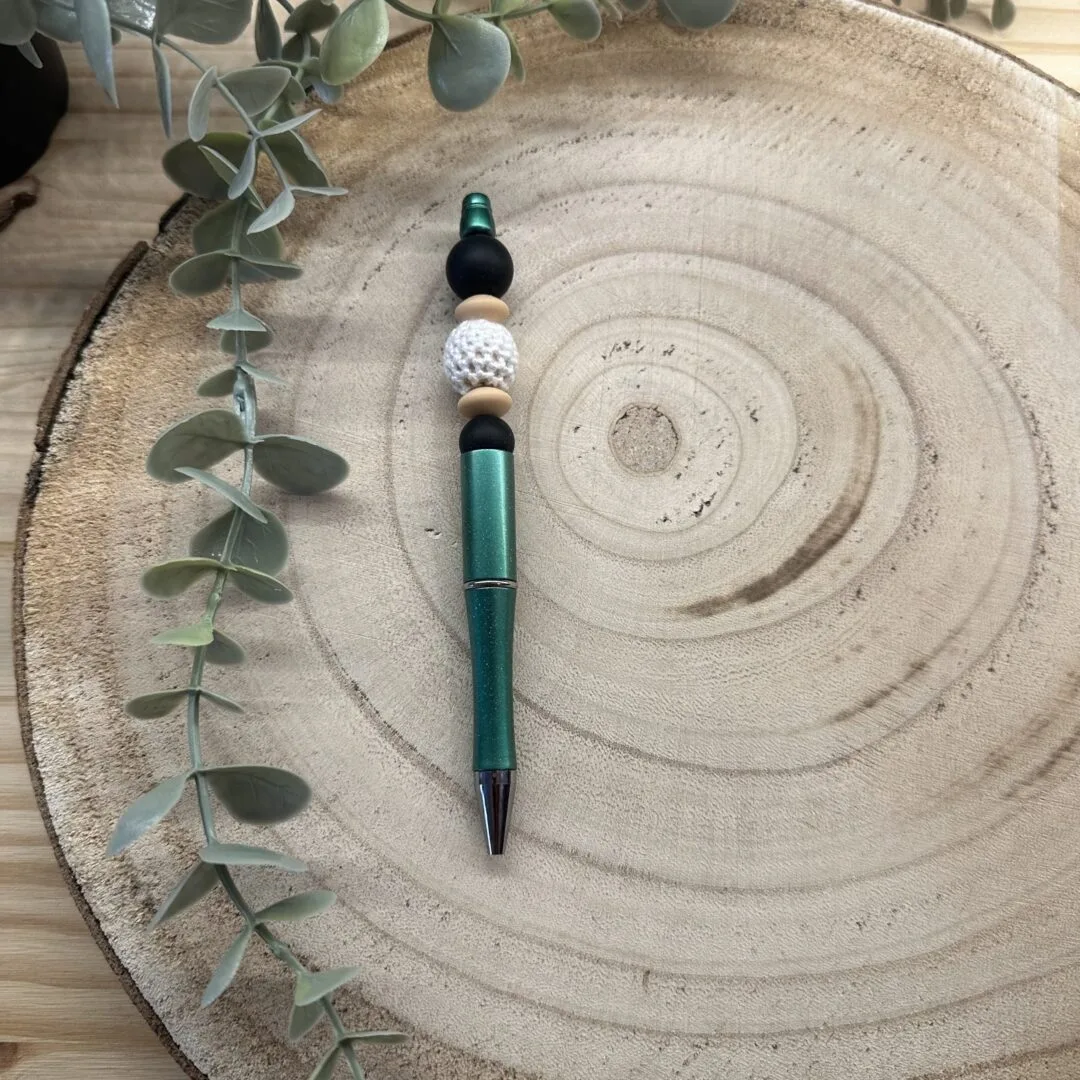 Stylo vert pailleté crochet blanc