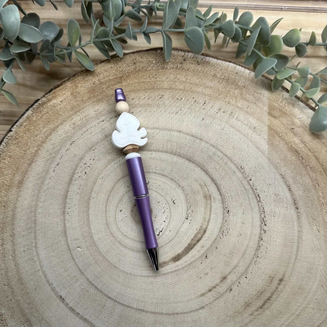 Stylo violet feuille blanche