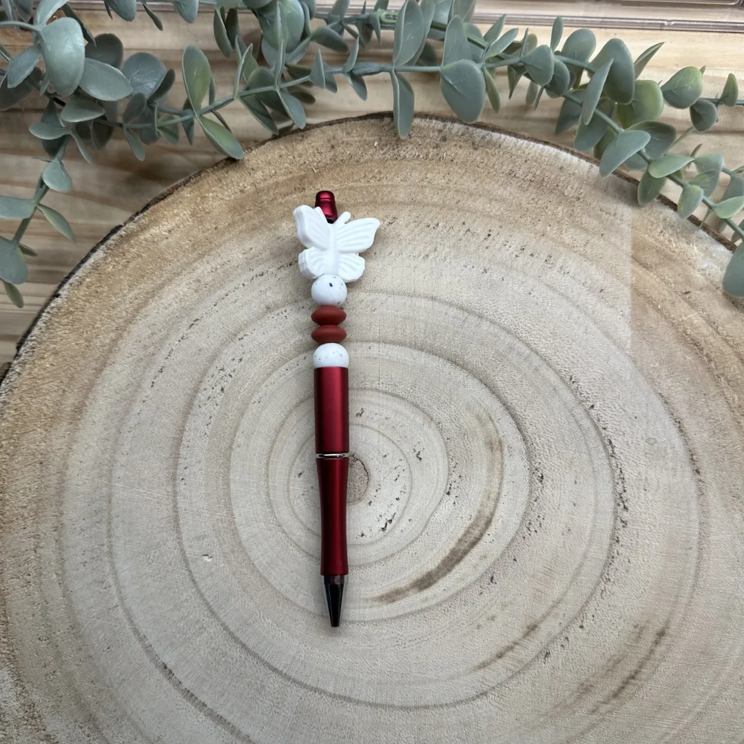 Stylo rouge papillon blanc