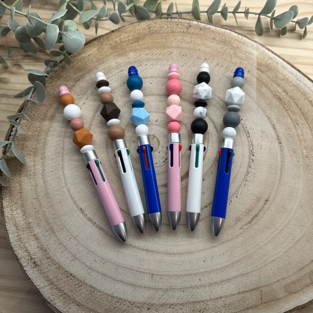 Stylo 4 couleurs. Avec 6 stylos dont 2 bleu 2 blanc et 2 rose. Associer avec des perles.