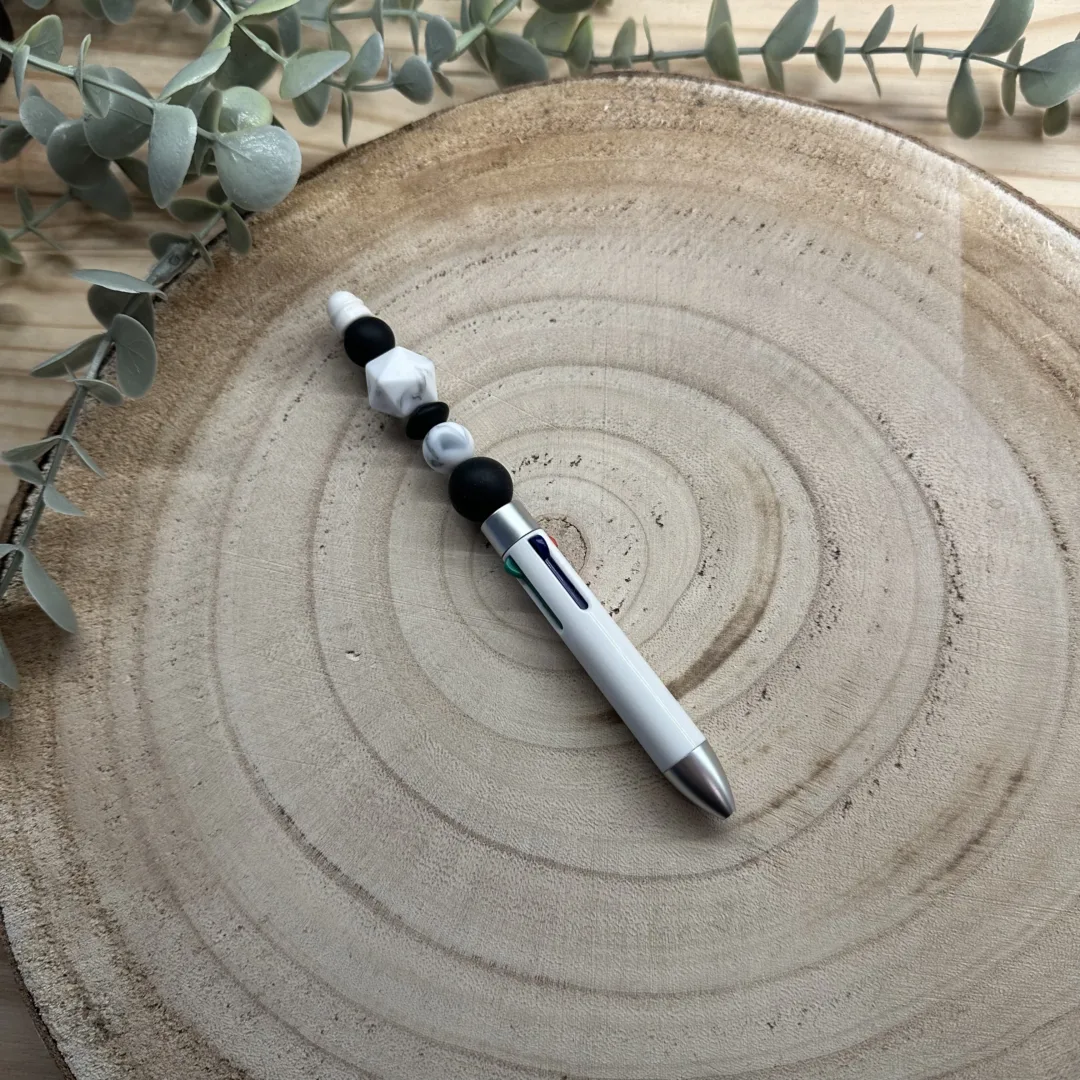 Stylo 4 couleurs blanc, avec des perles blanc marbré et noir.