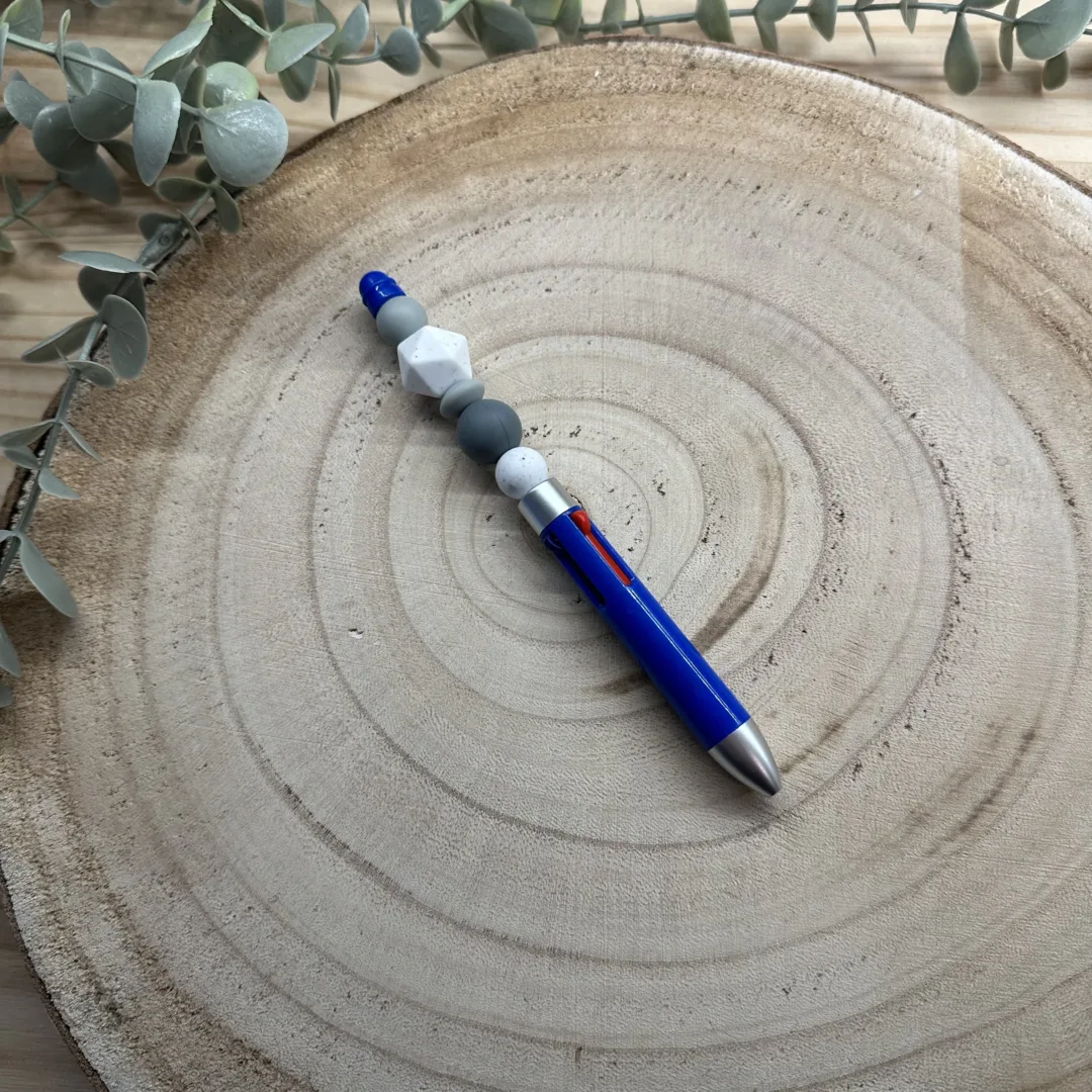 Stylo 4 couleurs de couleur bleu avec des perles grises et blanche.